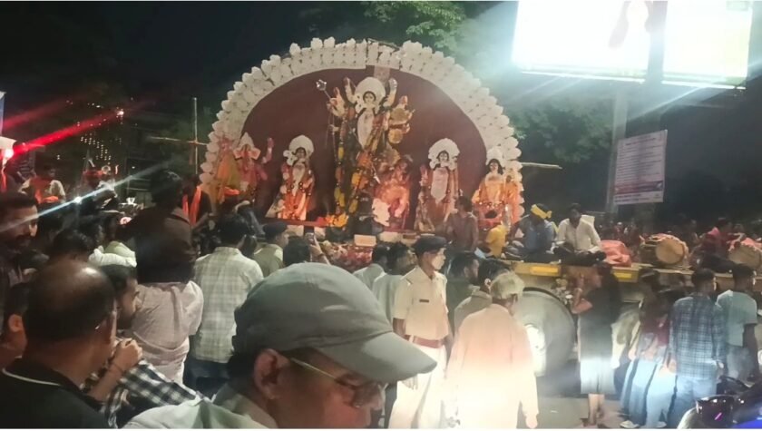 जमशेदपुर में भक्तिमय माहौल के बीच मां दुर्गा प्रतिमा विसर्जन यात्रा जारी, जिला प्रशासन की व्यवस्था रही मुस्तैद जमशेदपुर में भक्तिमय माहौल के बीच मां दुर्गा प्रतिमा विसर्जन यात्रा जारी, जिला प्रशासन की व्यवस्था रही मुस्तैद