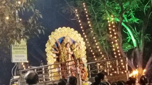 जमशेदपुर में भक्तिमय माहौल के बीच मां दुर्गा प्रतिमा विसर्जन यात्रा जारी, जिला प्रशासन की व्यवस्था रही मुस्तैद