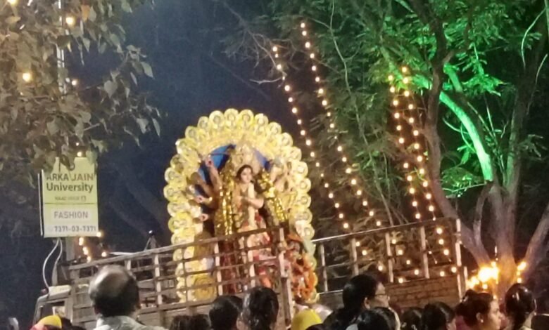 जमशेदपुर में भक्तिमय माहौल के बीच मां दुर्गा प्रतिमा विसर्जन यात्रा जारी, जिला प्रशासन की व्यवस्था रही मुस्तैद जमशेदपुर में भक्तिमय माहौल के बीच मां दुर्गा प्रतिमा विसर्जन यात्रा जारी, जिला प्रशासन की व्यवस्था रही मुस्तैद