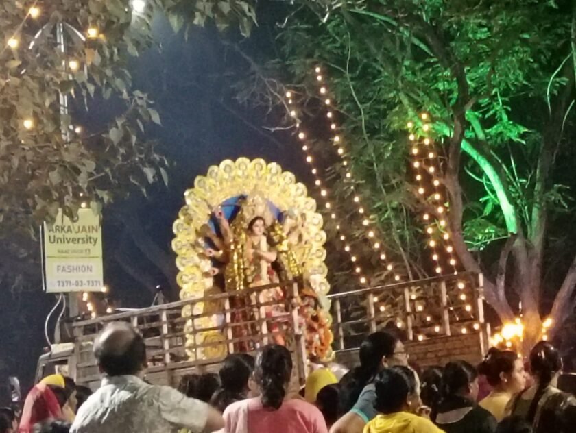 जमशेदपुर में भक्तिमय माहौल के बीच मां दुर्गा प्रतिमा विसर्जन यात्रा जारी, जिला प्रशासन की व्यवस्था रही मुस्तैद जमशेदपुर में भक्तिमय माहौल के बीच मां दुर्गा प्रतिमा विसर्जन यात्रा जारी, जिला प्रशासन की व्यवस्था रही मुस्तैद