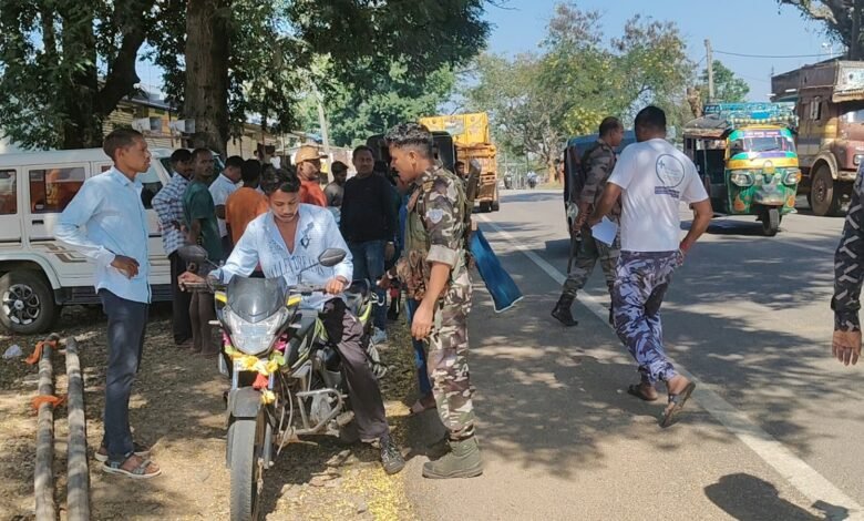 Gumla:नवडीहा पंचायत सचिवालय के समीप डीटीओ ने चलाया वाहन जांच अभियान, 2.09 लाख रुपये जुर्माना वसूला