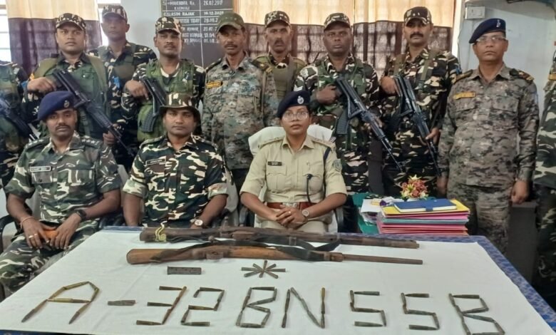 लातेहार:पुलिस और SSB का संयुक्त सर्च अभियान, हथियारों व आईईडी से जुड़े सामान बरामद