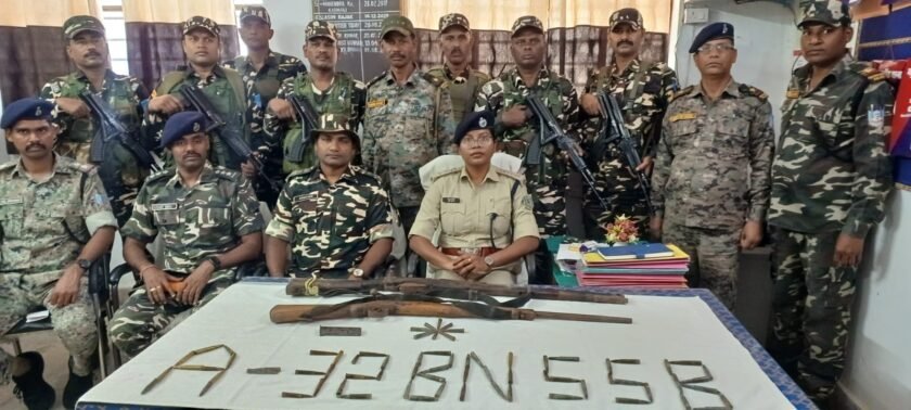 लातेहार:पुलिस और SSB का संयुक्त सर्च अभियान, हथियारों व आईईडी से जुड़े सामान बरामद