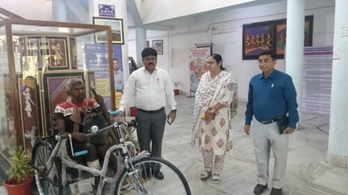 Latehar:जन शिकायत निवारण में उपायुक्त ने सुनी ग्रामीणों की समस्याएं, जरूरतमंद को तत्काल मिली ट्राई साइकिल