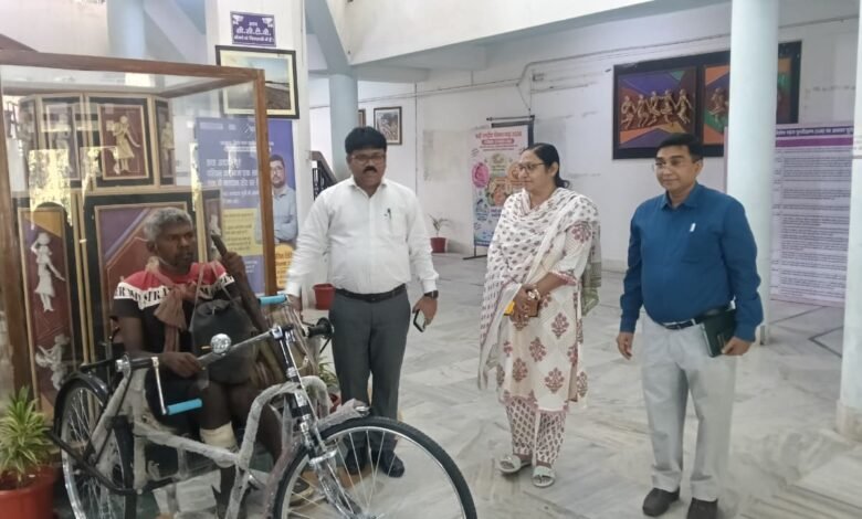 Latehar:जन शिकायत निवारण में उपायुक्त ने सुनी ग्रामीणों की समस्याएं, जरूरतमंद को तत्काल मिली ट्राई साइकिल