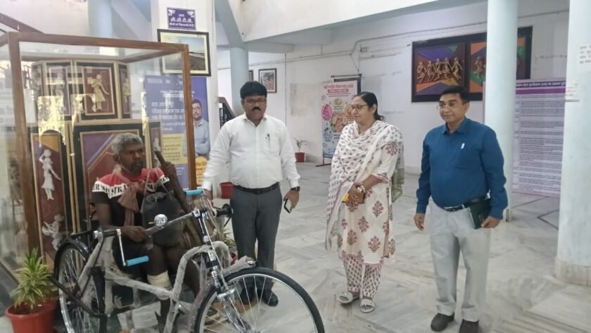 Latehar:जन शिकायत निवारण में उपायुक्त ने सुनी ग्रामीणों की समस्याएं, जरूरतमंद को तत्काल मिली ट्राई साइकिल