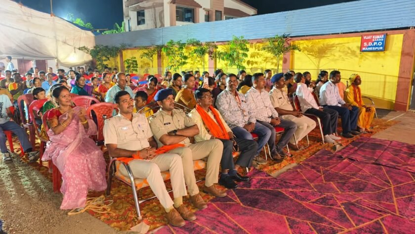 भक्ति गीतों की धुन पर झूम उठा महेशपुर, सुरसंगम के कलाकारों ने बांधा समां भक्ति गीतों की धुन पर झूम उठा महेशपुर, सुरसंगम के कलाकारों ने बांधा समां