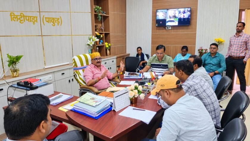 लिट्टीपाड़ा में मनरेगा योजनाओं की समीक्षा, लंबित कार्यों में तेजी लाने का बीडीओ संजय कुमार ने दिया निर्देश
