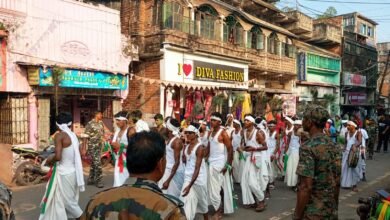 पाकुड़ की सड़कों पर बिखरी संथाली लोकसंस्कृति की छटा, पारंपरिक वेशभूषा और मोरपंख से सजे दासाय नृत्य दल ने मोहा मन