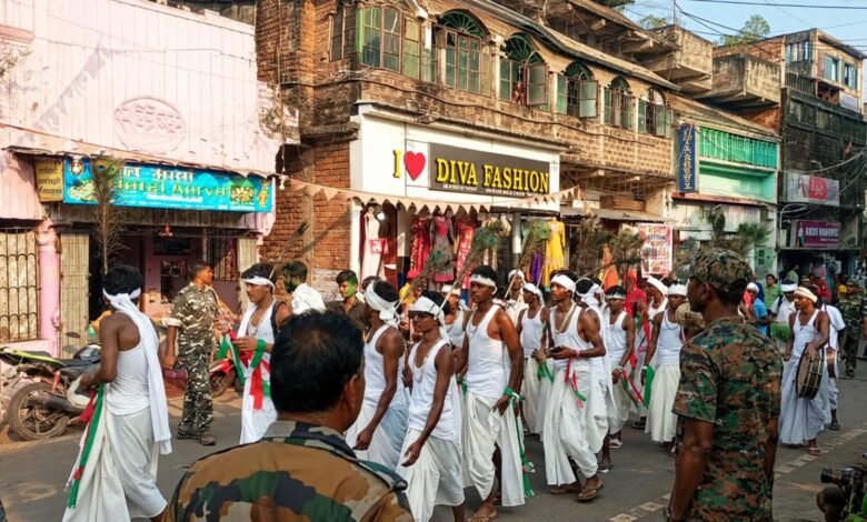 पाकुड़ की सड़कों पर बिखरी संथाली लोकसंस्कृति की छटा, पारंपरिक वेशभूषा और मोरपंख से सजे दासाय नृत्य दल ने मोहा मन