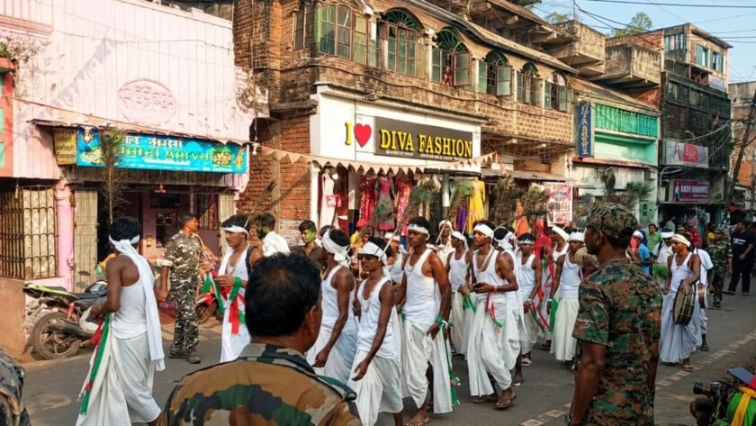 पाकुड़ की सड़कों पर बिखरी संथाली लोकसंस्कृति की छटा, पारंपरिक वेशभूषा और मोरपंख से सजे दासाय नृत्य दल ने मोहा मन