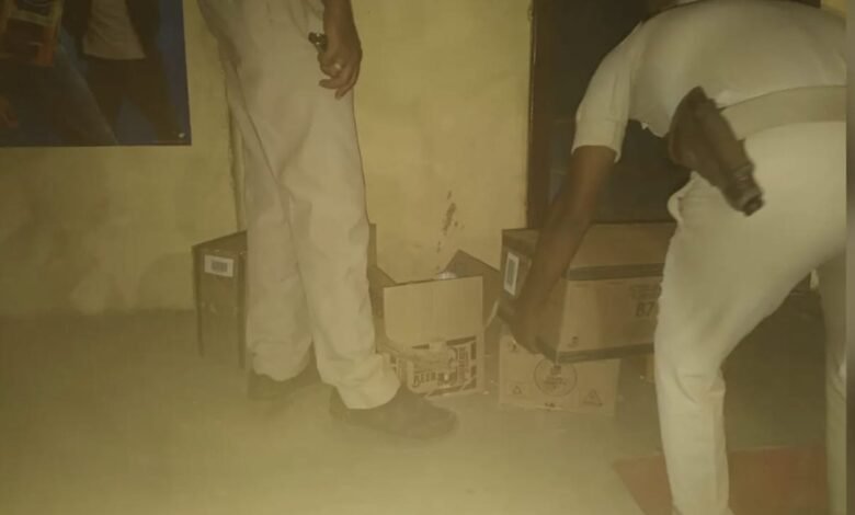 साहिबगंज में शराब दुकानें बंद, फिर भी गली से मिले विदेशी शराब के 4 कार्टून, पुलिस जांच में जुटी साहिबगंज में शराब दुकानें बंद, फिर भी गली से मिले विदेशी शराब के 4 कार्टून, पुलिस जांच में जुटी