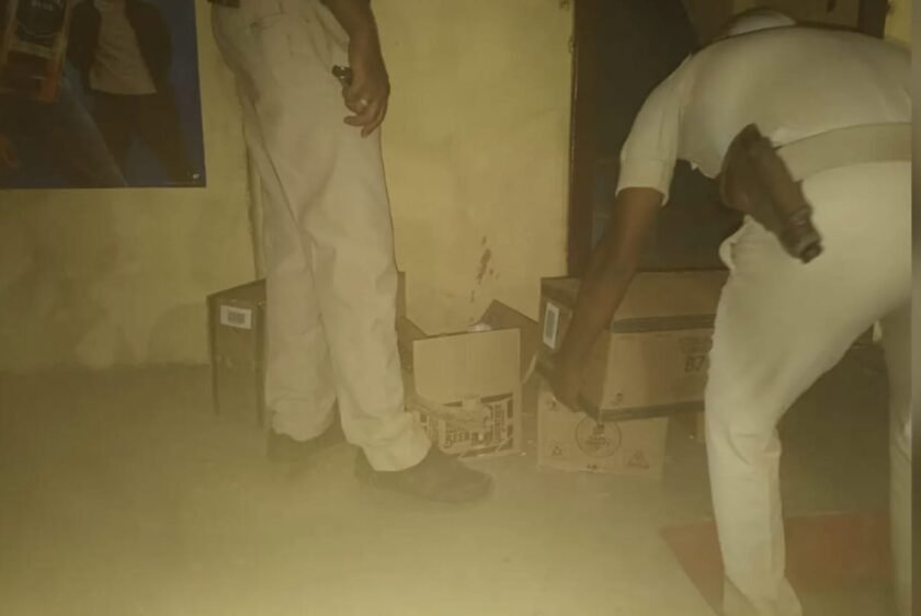 साहिबगंज में शराब दुकानें बंद, फिर भी गली से मिले विदेशी शराब के 4 कार्टून, पुलिस जांच में जुटी साहिबगंज में शराब दुकानें बंद, फिर भी गली से मिले विदेशी शराब के 4 कार्टून, पुलिस जांच में जुटी