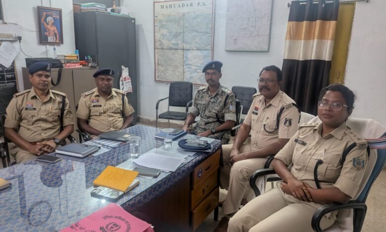 महुआडांड़ में झारखंड-छत्तीसगढ़ पुलिस की बैठक, नक्सल गतिविधियों और तस्करी पर होगी निगरानी