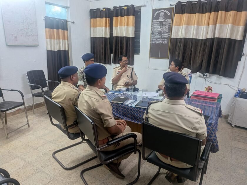 महुआडांड़ में झारखंड-छत्तीसगढ़ पुलिस की बैठक, नक्सल गतिविधियों और तस्करी पर होगी निगरानी