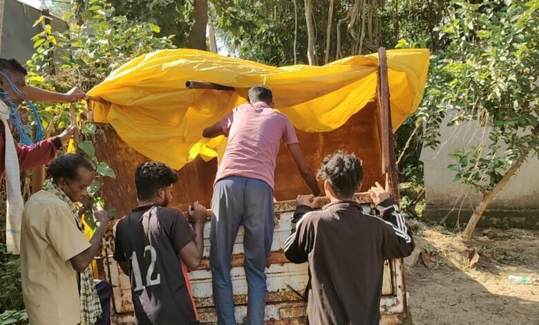 घाघरा में दर्दनाक सड़क हादसा, खड़े ट्रैक्टर में घुसी स्कूटी; चाचा-भतीजे की मौत घाघरा में दर्दनाक सड़क हादसा, खड़े ट्रैक्टर में घुसी स्कूटी; चाचा-भतीजे की मौत