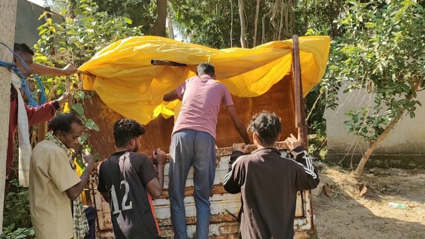 घाघरा में दर्दनाक सड़क हादसा, खड़े ट्रैक्टर में घुसी स्कूटी; चाचा-भतीजे की मौत घाघरा में दर्दनाक सड़क हादसा, खड़े ट्रैक्टर में घुसी स्कूटी; चाचा-भतीजे की मौत