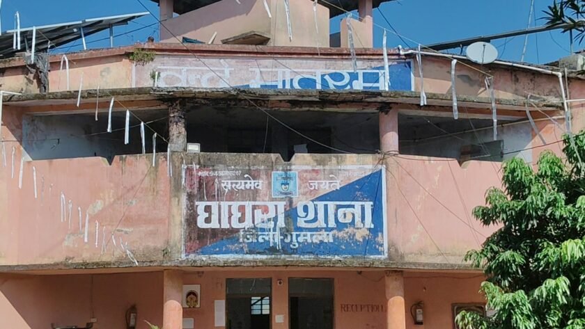 घाघरा में दर्दनाक सड़क हादसा, खड़े ट्रैक्टर में घुसी स्कूटी; चाचा-भतीजे की मौत घाघरा में दर्दनाक सड़क हादसा, खड़े ट्रैक्टर में घुसी स्कूटी; चाचा-भतीजे की मौत