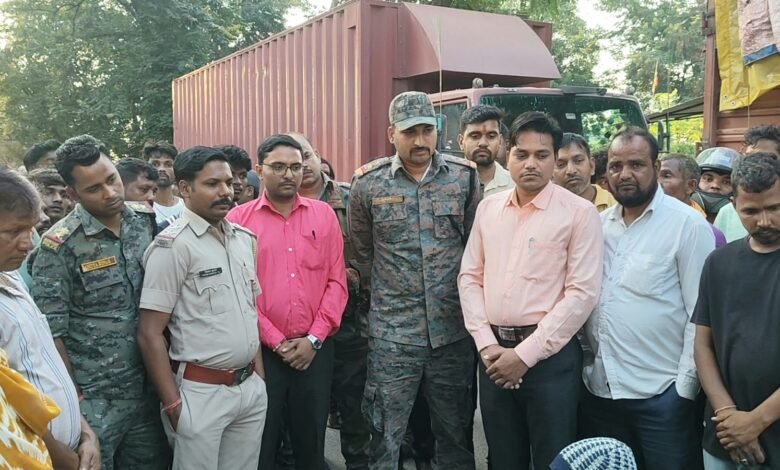 घाघरा सड़क हादसे में दो की मौत, 50 लाख मुआवजे की मांग पर मुख्य मार्ग जाम
