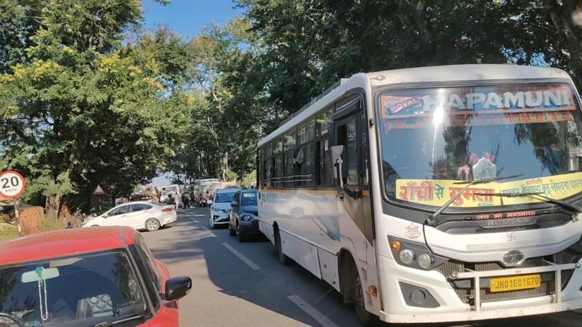 घाघरा सड़क हादसे में दो की मौत, 50 लाख मुआवजे की मांग पर मुख्य मार्ग जाम