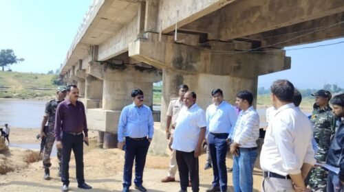 लातेहार में छठ घाटों का निरीक्षण, डीसी संदीप कुमार ने दिए निर्देश