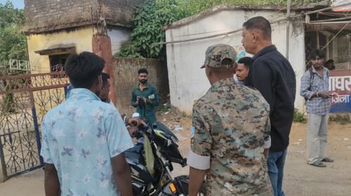 घाघरा थाना गेट के सामने चला मोटरसाइकिल चेकिंग अभियान, बिना हेलमेट वालों पर कार्रवाई