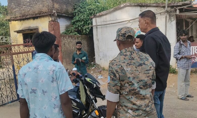 घाघरा थाना गेट के सामने चला मोटरसाइकिल चेकिंग अभियान, बिना हेलमेट वालों पर कार्रवाई