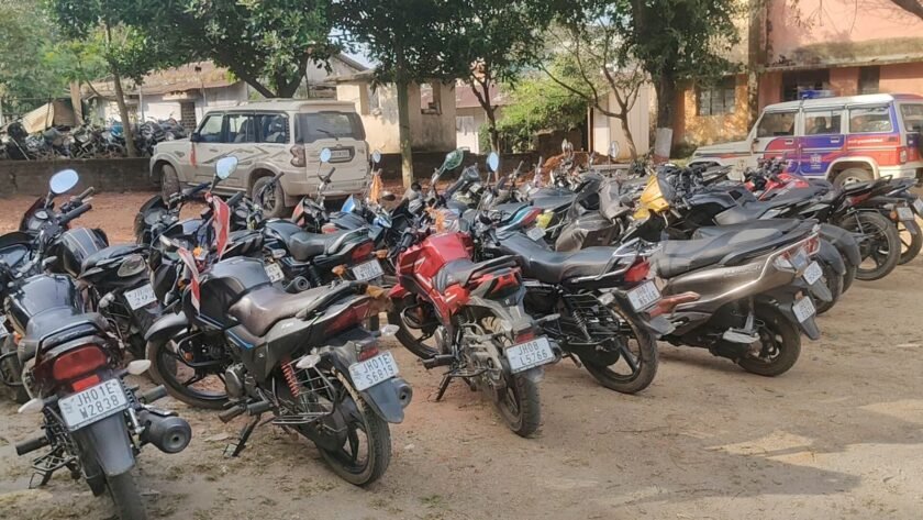 घाघरा थाना गेट के सामने चला मोटरसाइकिल चेकिंग अभियान, बिना हेलमेट वालों पर कार्रवाई