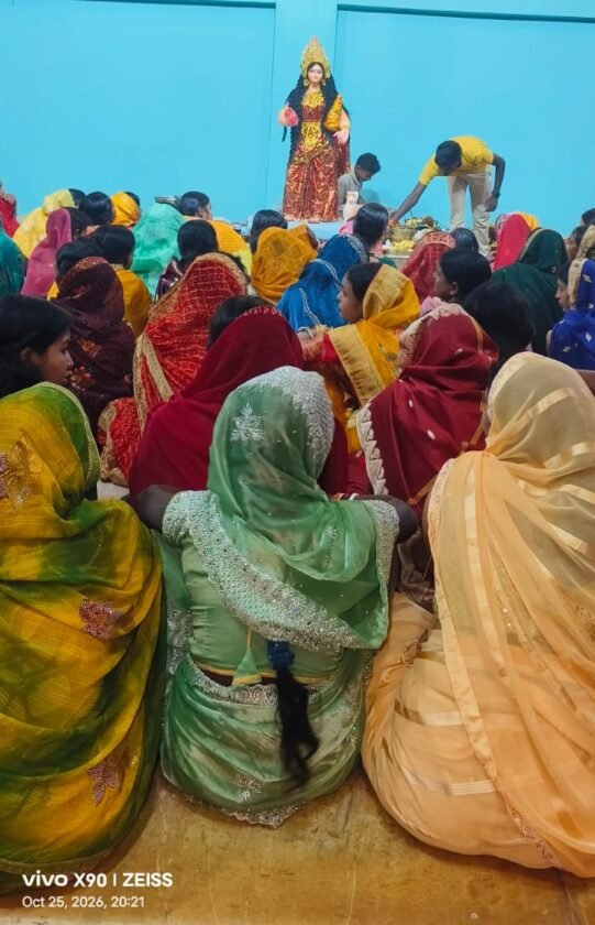 मयूरकोला में लक्खी पूजा संपन्न,शरद पूर्णिमा पर चांदनी में रखी खीर मयूरकोला में लक्खी पूजा संपन्न,शरद पूर्णिमा पर चांदनी में रखी खीर