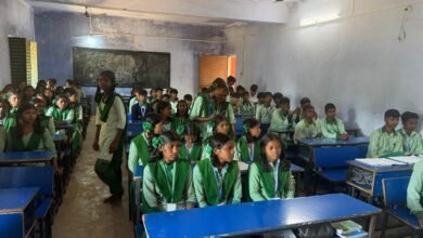 महुआडांड़ में पुलिस ने चलाया जागरूकता अभियान, विद्यार्थियों एवं स्थानीय लोगों को किया जागरूक