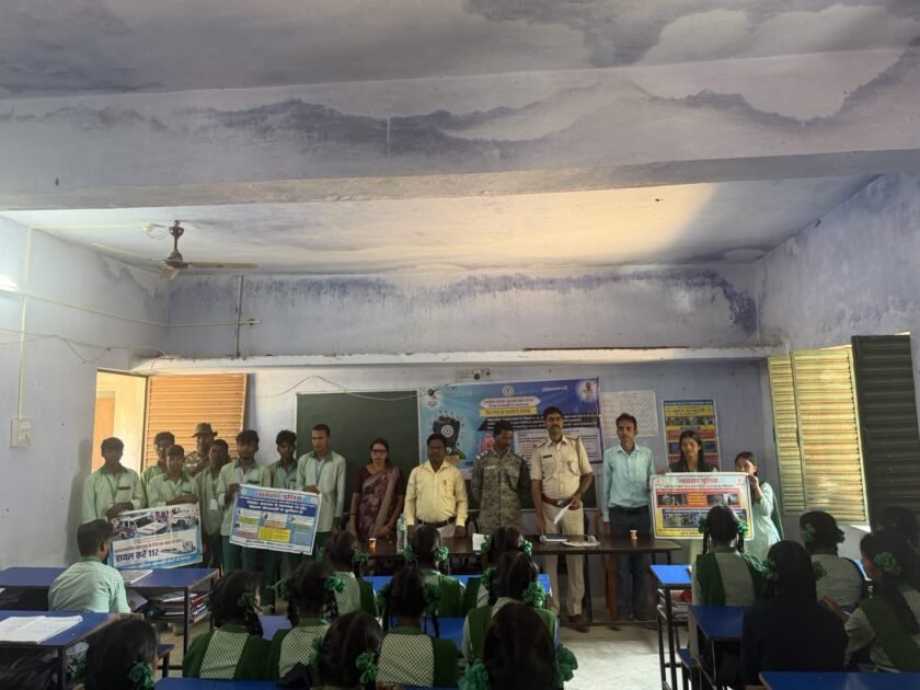 महुआडांड़ में पुलिस ने चलाया जागरूकता अभियान, विद्यार्थियों एवं स्थानीय लोगों को किया जागरूक