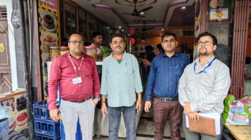 हरिहरगंज में खाद्य सुरक्षा विभाग की कार्रवाई, 55 किलो मिठाई एवं चाट नष्ट; चार खाद्य नमूने जांच के लिए भेजे गए