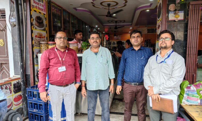हरिहरगंज में खाद्य सुरक्षा विभाग की कार्रवाई, 55 किलो मिठाई एवं चाट नष्ट; चार खाद्य नमूने जांच के लिए भेजे गए