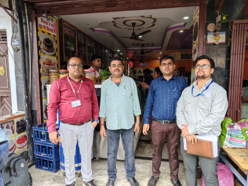 हरिहरगंज में खाद्य सुरक्षा विभाग की कार्रवाई, 55 किलो मिठाई एवं चाट नष्ट; चार खाद्य नमूने जांच के लिए भेजे गए