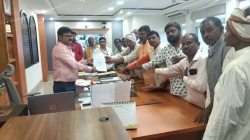नीलाम्बर-पीताम्बर स्मारक स्थल की जमीन से अतिक्रमण हटाने की मांग, डीसी को सौंपा ज्ञापन