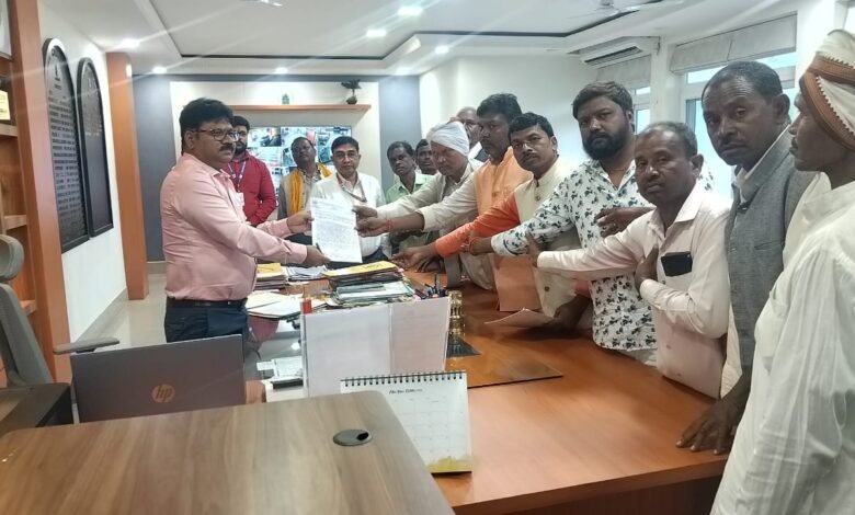 नीलाम्बर-पीताम्बर स्मारक स्थल की जमीन से अतिक्रमण हटाने की मांग, डीसी को सौंपा ज्ञापन नीलाम्बर-पीताम्बर स्मारक स्थल की जमीन से अतिक्रमण हटाने की मांग, डीसी को सौंपा ज्ञापन