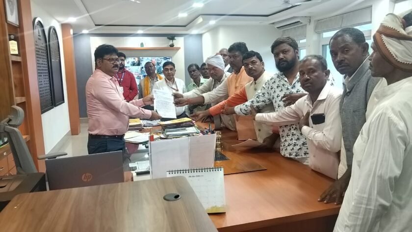 नीलाम्बर-पीताम्बर स्मारक स्थल की जमीन से अतिक्रमण हटाने की मांग, डीसी को सौंपा ज्ञापन नीलाम्बर-पीताम्बर स्मारक स्थल की जमीन से अतिक्रमण हटाने की मांग, डीसी को सौंपा ज्ञापन