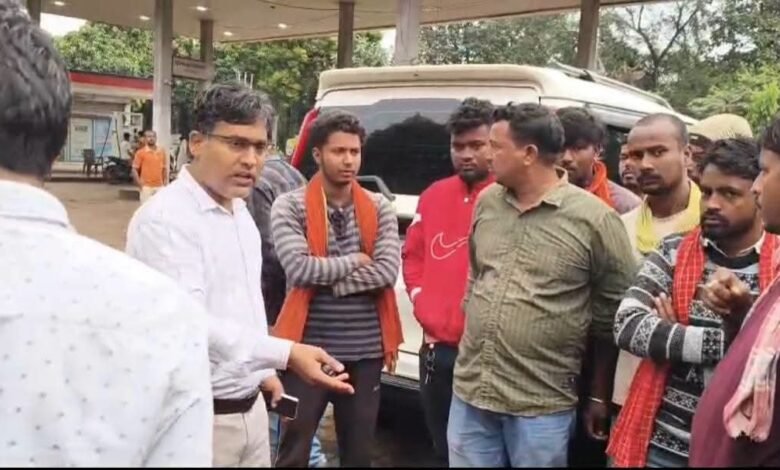 खनन लदे वाहनों पर परिवहन विभाग की सख्ती, बिना तिरपाल ढुलाई और सड़क पर पार्किंग करने वालों पर होगी कार्रवाई खनन लदे वाहनों पर परिवहन विभाग की सख्ती, बिना तिरपाल ढुलाई और सड़क पर पार्किंग करने वालों पर होगी कार्रवाई