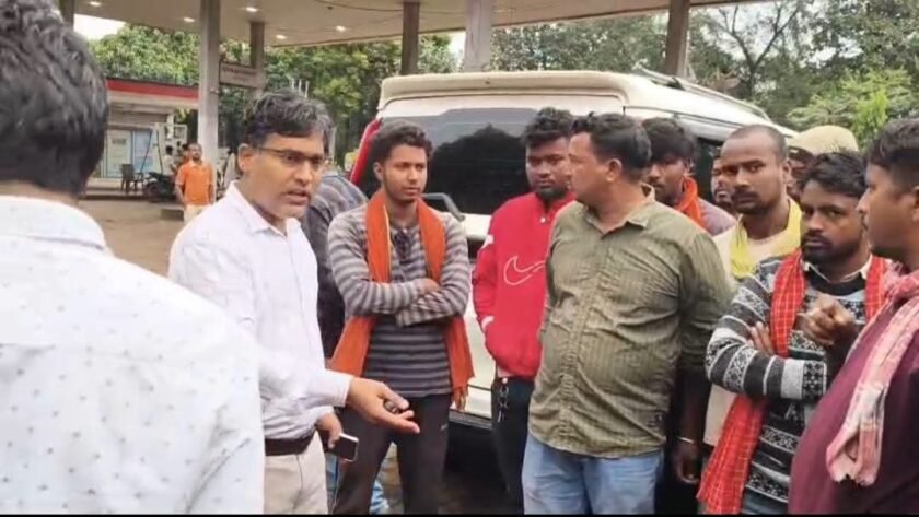 खनन लदे वाहनों पर परिवहन विभाग की सख्ती, बिना तिरपाल ढुलाई और सड़क पर पार्किंग करने वालों पर होगी कार्रवाई खनन लदे वाहनों पर परिवहन विभाग की सख्ती, बिना तिरपाल ढुलाई और सड़क पर पार्किंग करने वालों पर होगी कार्रवाई
