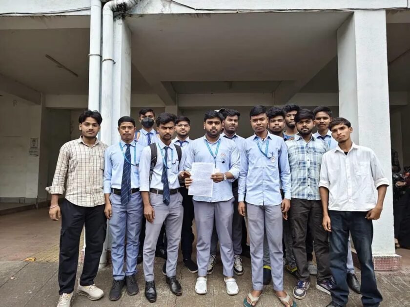 छात्रवृत्ति के इंतजार में थम रही पढ़ाई, आर्थिक संकट से जूझ रहे पाकुड़ पॉलिटेक्निक के विद्यार्थी छात्रवृत्ति के इंतजार में थम रही पढ़ाई, आर्थिक संकट से जूझ रहे पाकुड़ पॉलिटेक्निक के विद्यार्थी