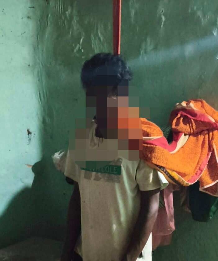 Jharkhand News:बुरहु गांव में घर के अंदर फंदे से लटका मिला व्यक्ति का शव