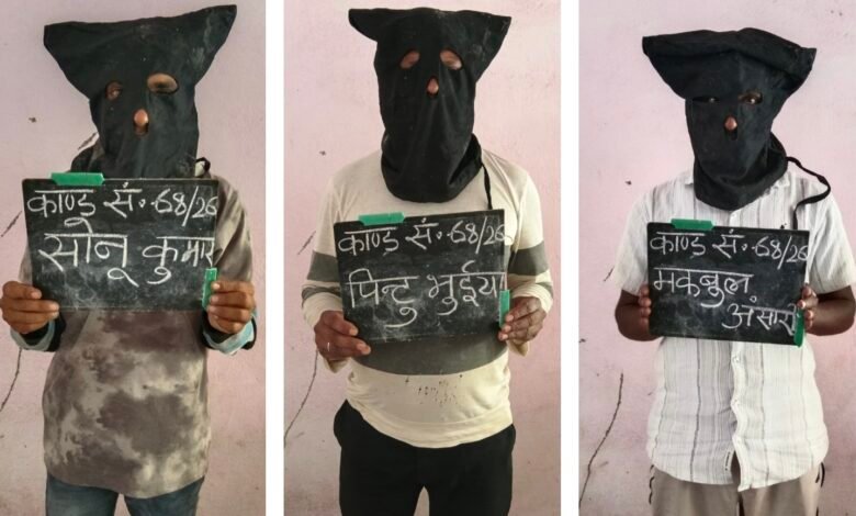 बरवाडीह में जुआ खेलते पांच आरोपी गिरफ्तार,पांच बाइक और 13 हजार रुपये बरामद