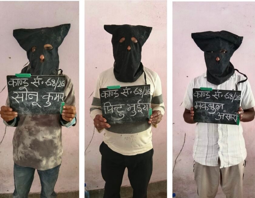 बरवाडीह में जुआ खेलते पांच आरोपी गिरफ्तार,पांच बाइक और 13 हजार रुपये बरामद