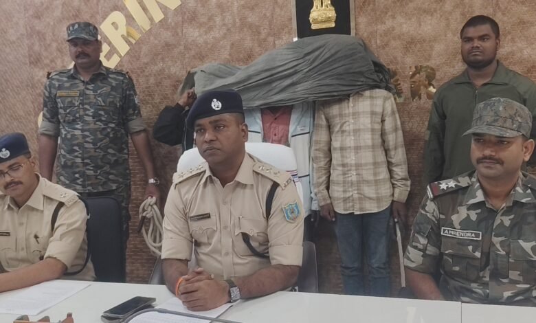 चंदवा में रंगदारी की साजिश नाकाम,हथियार के साथ तीन आरोपी गिरफ्तार