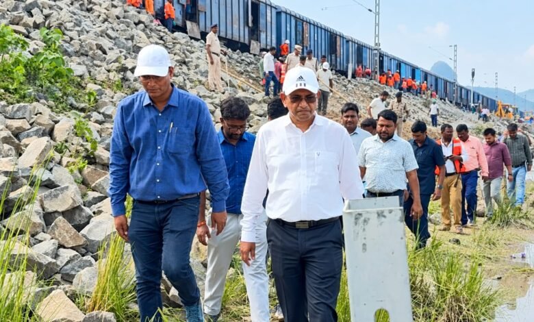 Ganga Katav Sthal Par Pahunche Malda DRM, Bole - Abhi Trainon Ke Parichalan Ki Tarikh Batana Jaldbazi Ganga Katav Sthal Par Pahunche Malda DRM, Bole - Abhi Trainon Ke Parichalan Ki Tarikh Batana Jaldbazi