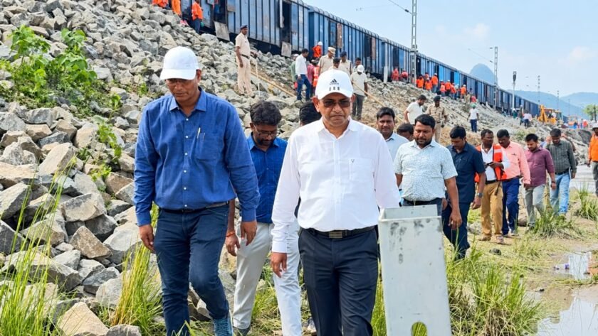 Ganga Katav Sthal Par Pahunche Malda DRM, Bole - Abhi Trainon Ke Parichalan Ki Tarikh Batana Jaldbazi Ganga Katav Sthal Par Pahunche Malda DRM, Bole - Abhi Trainon Ke Parichalan Ki Tarikh Batana Jaldbazi