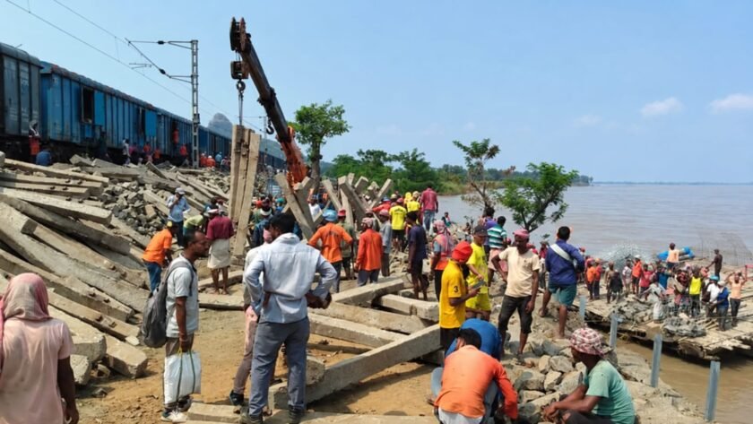 Ganga Katav Sthal Par Pahunche Malda DRM, Bole - Abhi Trainon Ke Parichalan Ki Tarikh Batana Jaldbazi Ganga Katav Sthal Par Pahunche Malda DRM, Bole - Abhi Trainon Ke Parichalan Ki Tarikh Batana Jaldbazi