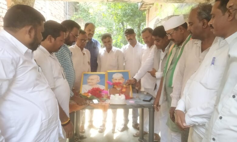 मनिका कांग्रेस कार्यालय में गांधी-शास्त्री जयंती मनाई गई मनिका कांग्रेस कार्यालय में गांधी-शास्त्री जयंती मनाई गई