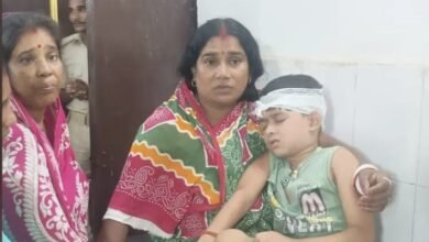 राजमहल में सड़क हादसा: तेज रफ्तार बाइक ने पिता-पुत्र को मारी टक्कर, दोनों घायल