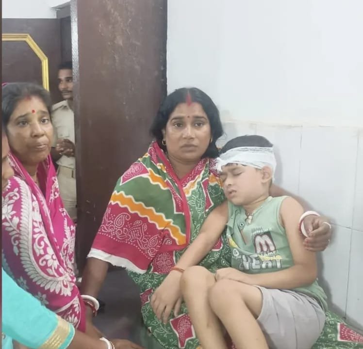 राजमहल में सड़क हादसा: तेज रफ्तार बाइक ने पिता-पुत्र को मारी टक्कर, दोनों घायल राजमहल में सड़क हादसा: तेज रफ्तार बाइक ने पिता-पुत्र को मारी टक्कर, दोनों घायल